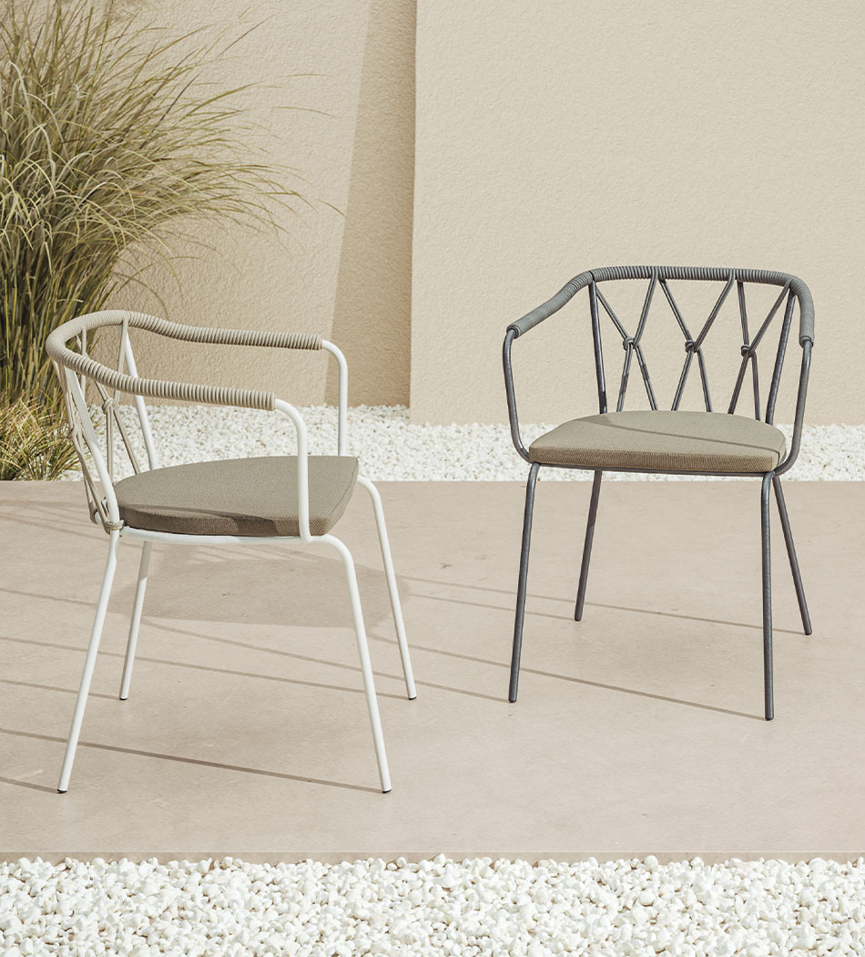 Poltroncina Outdoor con struttura in metallo e corda