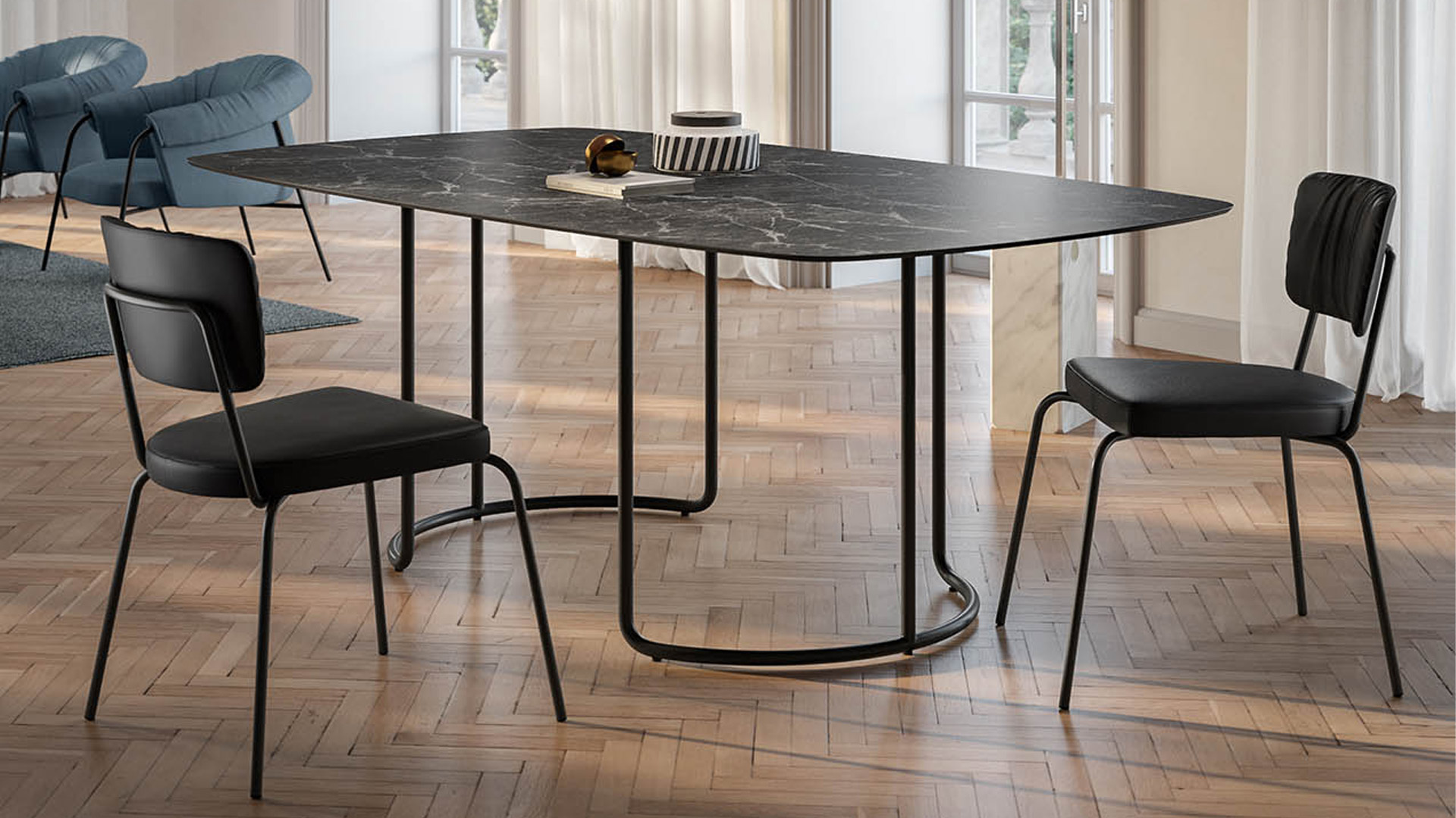 TAVOLO-SCVALA-E-SEDIE-SCALA